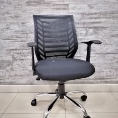 Кресло Barneo K-138 для персонала (черная ткань черная сетка) в Березниках - berezniki.mebel24.online | фото 1