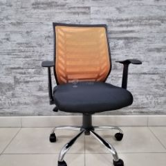 Кресло Barneo K-138 для персонала (черная ткань оранжевая сетка) в Березниках - berezniki.mebel24.online | фото 1